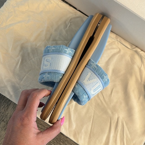 LOUIS VUITTON AUTHENTIC LV By The Pool
LV Bliss Comfort Mule size 38 - Picture 7 of 16